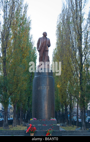 Letzten verbleibenden Statue von Vladimir Lenin im Zentrum von Kiew, Ukraine Stockfoto