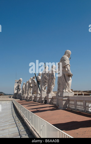 Statuen von Christus, Johannes der Täufer und elf der Apostel auf der Oberseite s St. Peter Basilika Fassade Rom Italien Stockfoto