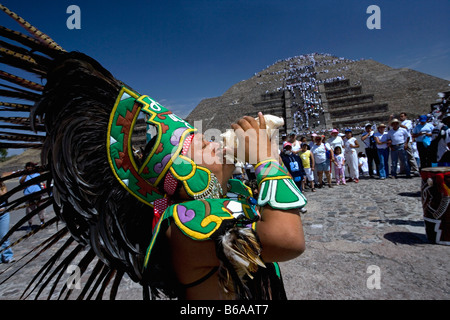 Mexiko, Teotihuacan, indianischen Ruinen. Frühlings-Tagundnachtgleiche im Frühjahr 21 März. Mann gekleidet in indische Tracht weht Schale Stockfoto