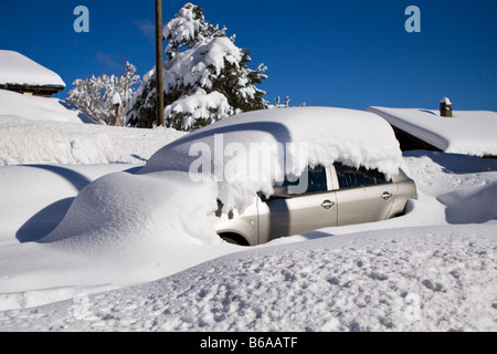 Auto gefangen unter dem Schnee in den Schweizer Alpen, Schweiz Stockfoto