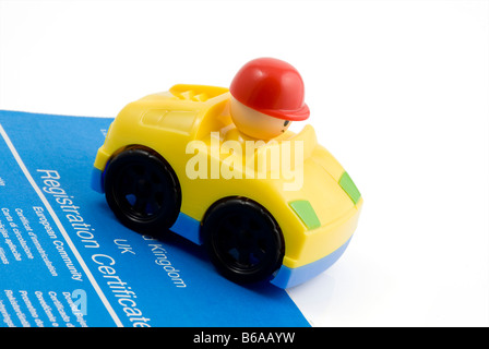 Spielzeugauto mit einem Auto Fahrzeugschein Stockfoto