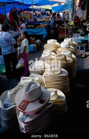 Mexiko, Malinalco, Markt. Hüte für Verkauf Stockfoto