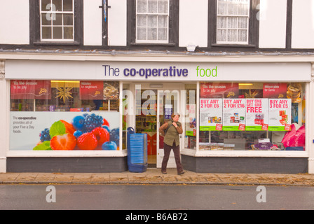 Der Co-Operative-Co-op-Lebensmittel-Laden Speichern mit Kunden kommen in Harleston, Norfolk, Großbritannien Stockfoto