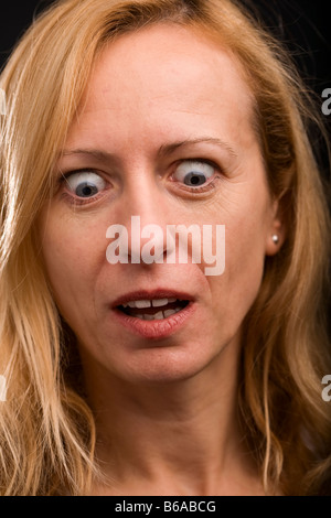 Reife blonde Frau mit überrascht blickte Ausdruck Stockfoto