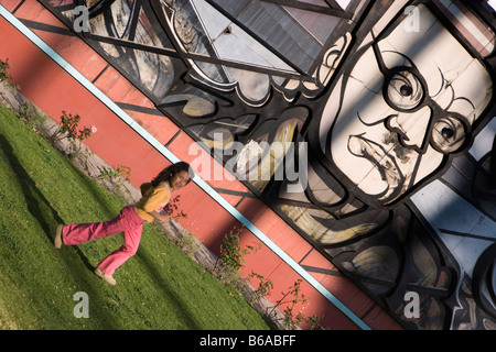 Mexiko, Mexiko City, Detail der Wandgemälde. Mädchen spielen auf dem Rasen. Stockfoto