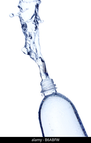 Spritzwasser aus der Wasserflasche auf weißem Hintergrund Stockfoto