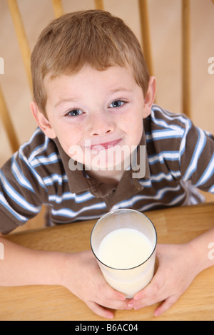 Junge mit Glas Milch Stockfoto