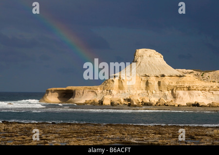 Ein Regenbogen bildet über den Iglu geformte Hügel sprießen aus der Landzunge, die Xwejni Bay auf Gozo umschließt Stockfoto