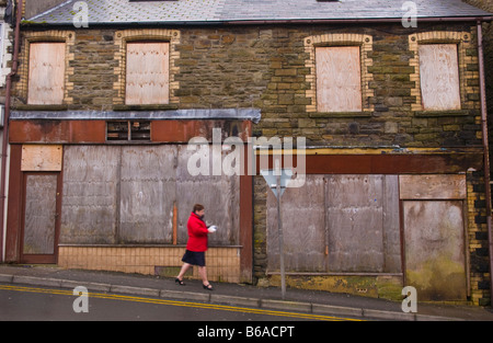 Geschlossene und bestiegen, Geschäfte auf Hügel in Abertillery oder Gwent South Wales UK Stockfoto