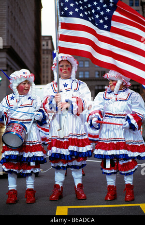 Tänzer-strutting nach Broad Street während der jährlichen Philadelphia Neujahr Tag Mummers Parade. Stockfoto