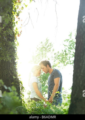 Paar im Wald Stockfoto