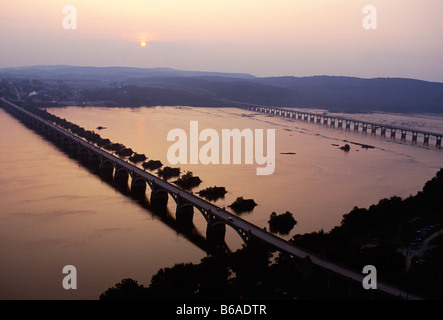 Luftaufnahme des Susquehanna River bei Sonnenuntergang, westlich von Harrisburg, Pennsylvania, USA Stockfoto