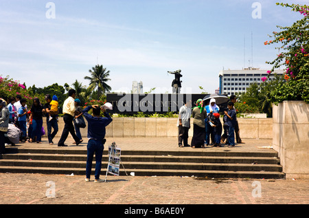 Touristen vor dem Tugu-Denkmal auf dem Unabhängigkeitsplatz in Jakarta Stockfoto