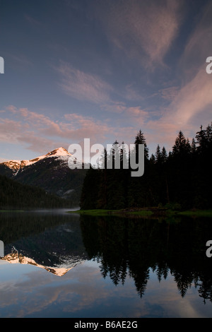 USA Alaska Misty Fjords National Monument untergehenden Sonne leuchtet Regenwald auf Klippen entlang Rudyerd Bay am Sommerabend Stockfoto