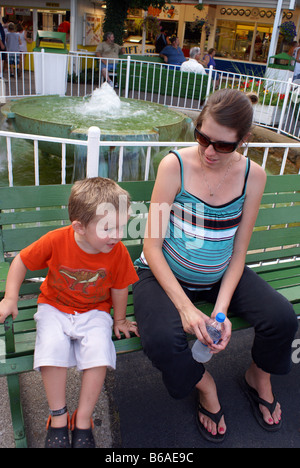 Mutter und Sohn im Urlaub Stockfoto