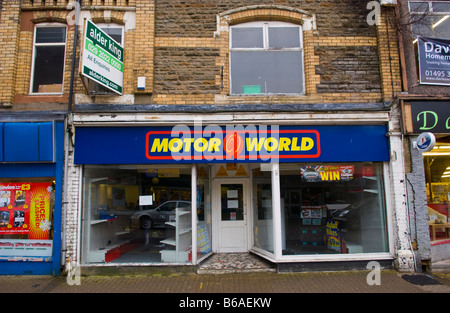 Geschlossenen Motor World-Shop in der High Street in Ebbw Vale oder Gwent South Wales UK Stockfoto