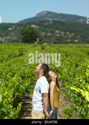 Paar im Weinberg Stockfoto