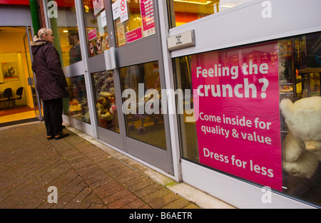 FEELING THE CRUNCH, DRESS FOR LESS anmelden Fenster des Charity-Shop in Bezug auf Rezession Kreditklemme Ebbw Vale, South Wales, UK Stockfoto