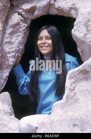 Ein Tesuque indische Mädchen trägt ein Perlen Collier in einer Anasazi-Höhle in den Jemez Bergen von New Mexico Stockfoto