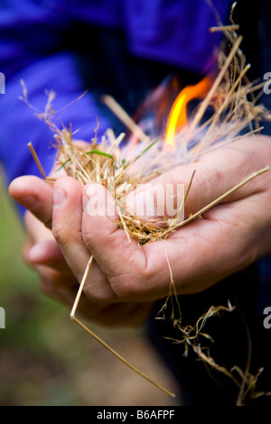 Feuer erstellen mit getrockneten anzünden und ein firesteel Stockfoto