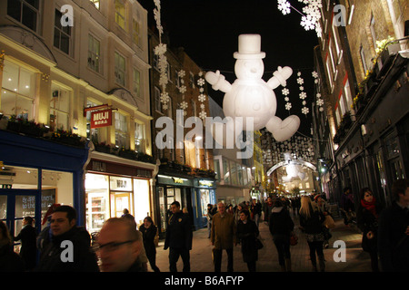 Riesige inflattable Schneemann und Chritsmas Lichter im Carnaby Street London UK Stockfoto