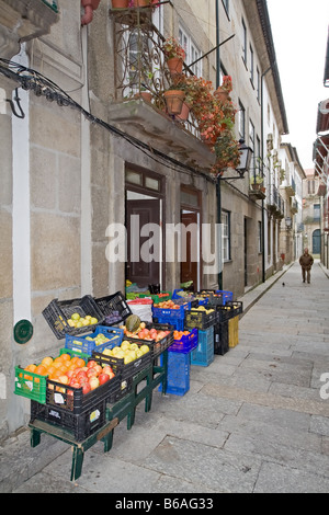 Lebensmittelgeschäft mit Obst in Kisten auf der Straße. Guimarães, Braga Stadtteil City, Minho, Portugal. Stockfoto