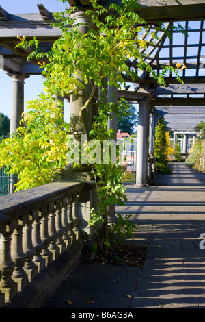 PERGOLA IN DER HILL GARDEN HAMPSTEAD HEATH IN LONDON Stockfoto