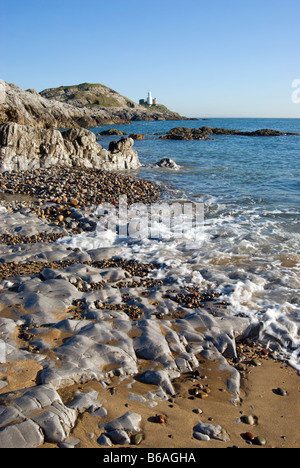 Armband-Bucht mit murmelt Leuchtturm im Hintergrund Stockfoto