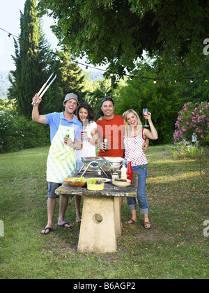 Freunde am Grill feiern Stockfoto