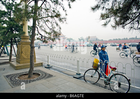 CHINA BEIJING chinesische Sanitation Arbeiter und Radverkehr auf der verkehrsreichsten Avenue in Peking in der Nähe von Tiananmen-Platz Stockfoto