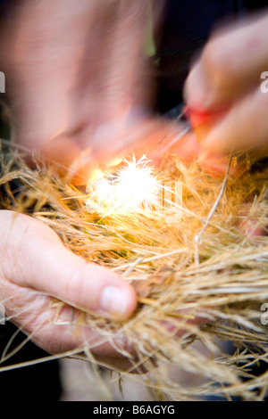 Markante Firesteel erstellen Funken um Licht anzünden Stockfoto