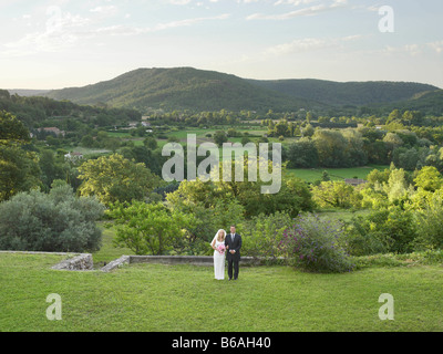 Brautpaar im Garten Stockfoto