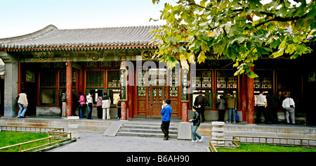 CHINA Peking Panoramablick über Eingang und Ticket Fenster mit Touristen kaufen Tickets für die Sommer-Palast-Yiheyuan Stockfoto