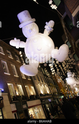 Riesige inflattable Schneemann Christman Dekoration im Carnaby Street London UK Stockfoto