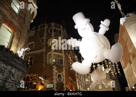 Riesiger Schneemann Weihnachtsschmuck in Carnaby Street London UK Stockfoto