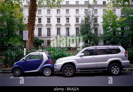 Kreative Parken in London. Smart Auto und einem 4 x 4 nebeneinander Stockfoto