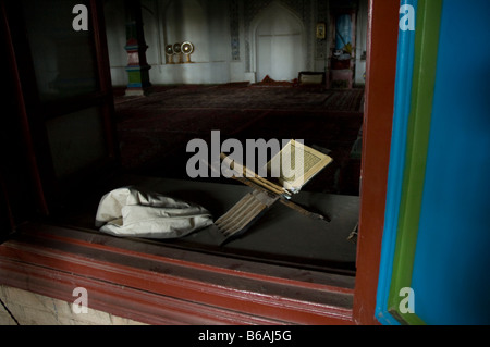 Koran auf einem Lesepult in einer Moschee in Kuqa China Stockfoto