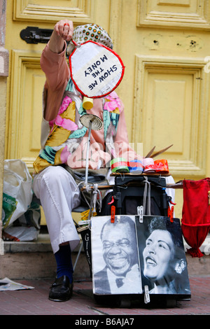 Exzentrische Straßenkünstler während der Sunday Market in San Telmo, Buenos Aires Stockfoto