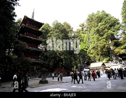 Touristen, die vorbei Pagode am Geschichtliches, Nikko, Japan Stockfoto