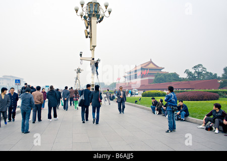 CHINA Peking Techniker stellen Sie die Überwachungskameras für die Massen vor der verbotenen Stadt und dem Tiananmen-Platz Stockfoto