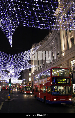 Roten Doppeldecker-Bus Unterquerung Weihnachtsbeleuchtung in Regents Street London UK Stockfoto