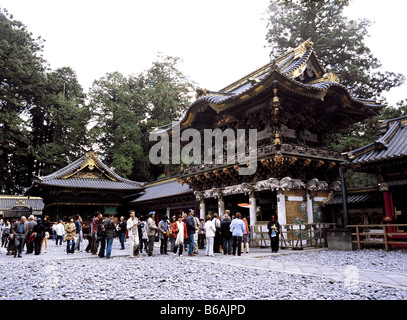 Touristen vor dem Yomeimon Tor der Tōshōgū-Schrein in Nikko, Japan Stockfoto