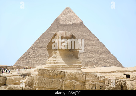 Große Sphinx vor Chefrens-Pyramide Stockfoto