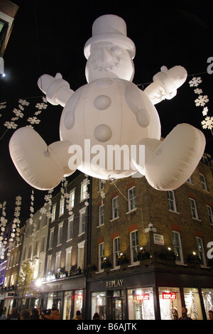 Riesige inflattable Schneemann und Chritsmas Lichter im Carnaby Street London UK Stockfoto