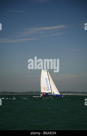 Rennyacht "Artemis" mit Geschwindigkeit im Solent in der Nähe von Lymington Hampshire England UK Stockfoto