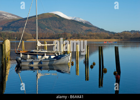 Boote vertäut am Nichol Ende Marine, Derwent Water, Nationalpark Lake District, Cumbria, England UK Stockfoto