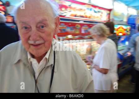 Senioren spielen der Spielautomaten in der Spielhalle auf Worthing Pier, West Sussex, England Südküste Stockfoto