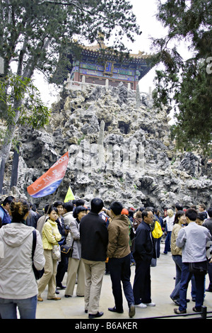 CHINA Peking Massen der chinesischen tour Gruppen nach Guides mit Fahnen in den Gärten von der verbotenen Stadt Stockfoto