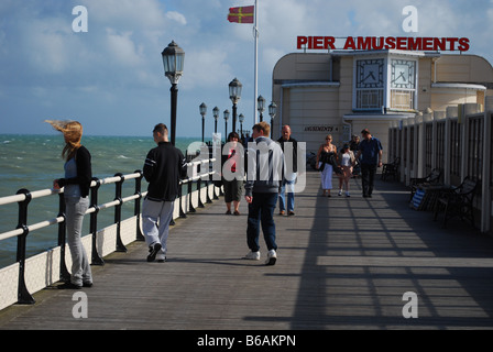 Schön windig und sonnig Tag in Worthing zu Fuß entlang der Strandpromenade und am Pier, West Sussex, England Südküste Stockfoto