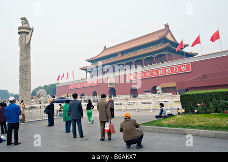 CHINA BEIJING chinesische Touristen posieren für Fotos am Eingang zur verbotenen Stadt vor Mao Zedong Porträt Stockfoto